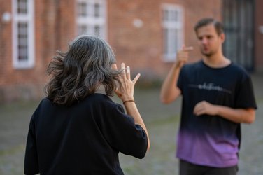 Zwei Auzubildende der Gehörlosenfachschule im Dialog mit Gebärdensprache