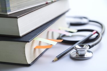 Bücherstapel mit Stethoskop