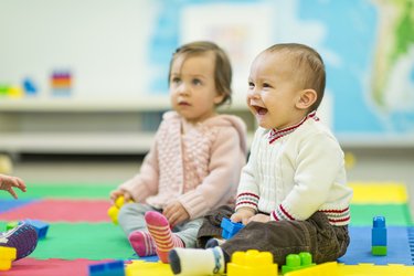 Spielende Babys im Kindergarten