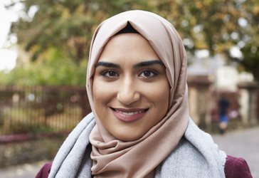 Portrait einer jungen lächelnden muslimischen Frau