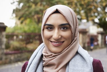 Portrait einer jungen lächelnden muslimischen Frau