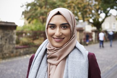 Portrait einer jungen lächelnden muslimischen Frau