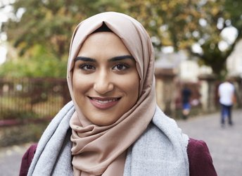 Portrait einer jungen lächelnden muslimischen Frau