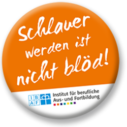 Button mit dem Spruch "Schlauer werden ist nicht blöd!"