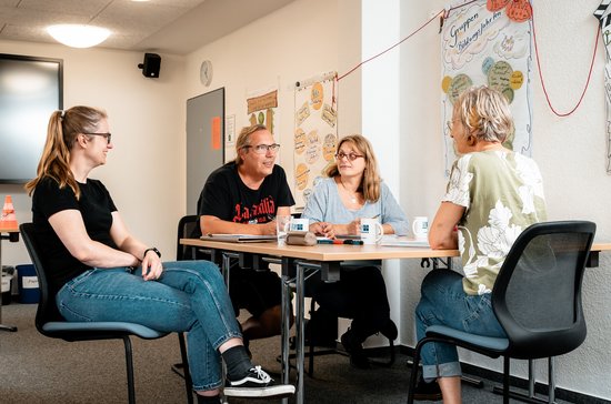 Teilnehmende im Gespräch miteinander