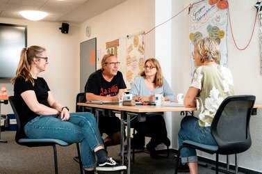 Teilnehmende im Gespräch miteinander