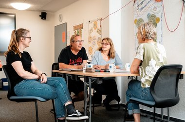 Teilnehmende im Gespräch miteinander