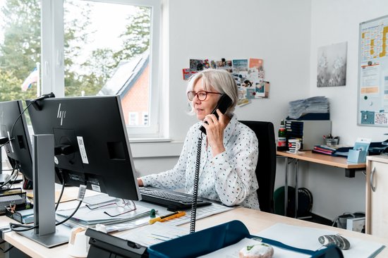 Gudrun Biesel am Telefon