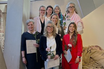 Gruppenbild der Absolventinnen zur Fachkraft Arbeits- und Berufsförderung mit ihren Zertifikaten sowie IBAF-Fachbereichsleitung Maike Förster