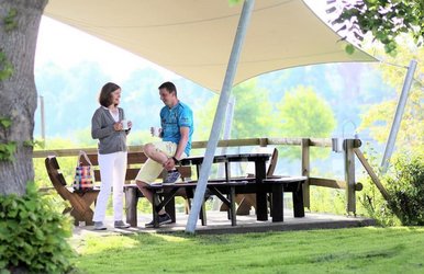 Außengelände der IBAF-Zentrale mit Janett Friese im Gespräch mit einem Teilnehmenden