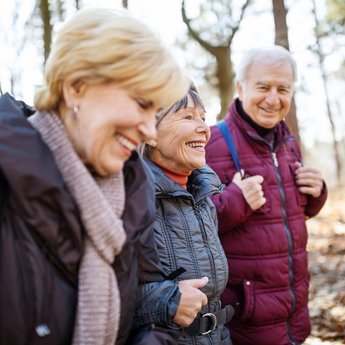 Aktive Senioren auf dem Landweg