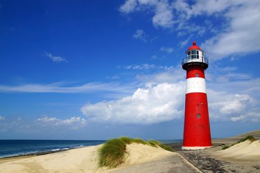 Roter Leuchtturm am Meer