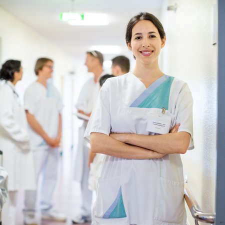 Weibliche Pflegefachkraft im Krankenhausflur