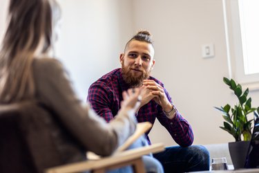 Junger Mann in einer Coaching-Situation