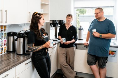 Teilnehmende beim Kaffee und Gespräch in der Küche