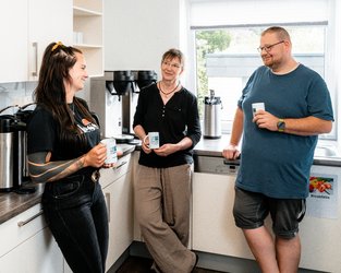 Teilnehmende beim Kaffee und Gespräch in der Küche des Fachbereichs