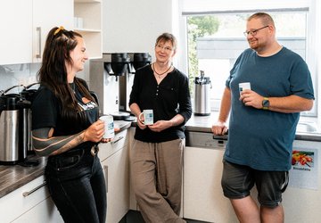 Teilnehmede beim Kaffee und Gespräch in der Küche des Fachbereichs