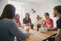 Arbeitsgruppe im Austausch und Gespräch am Tisch