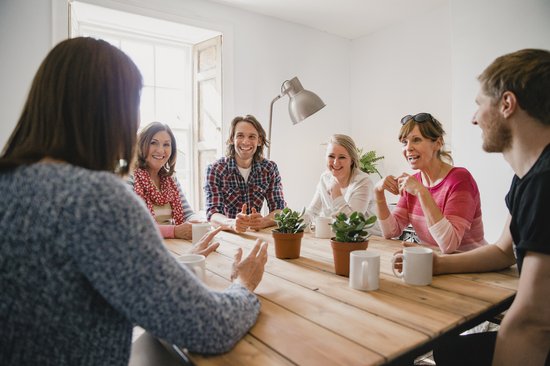 Arbeitsgruppe im Austausch und Gespräch am Tisch