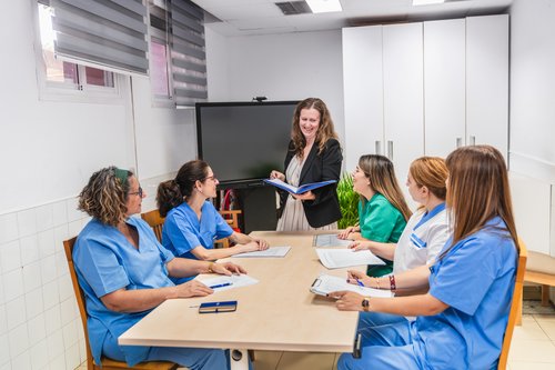 Teambesprechung von Pflegefachkräften gemeinsam mit ihrer Leitungskraft