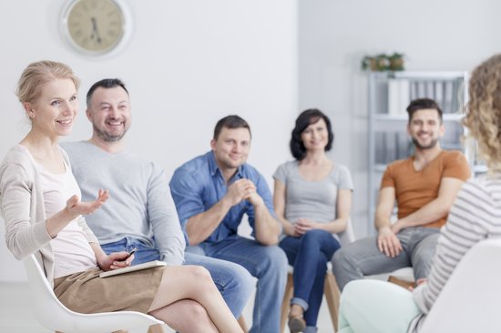 Stuhlkreis mit den Teilnehmenden eines Bildungsseminars