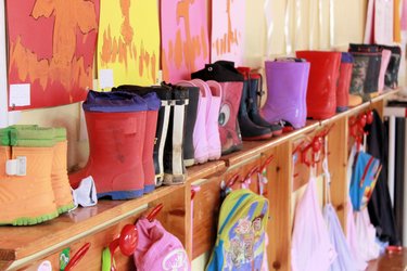 Zahlreiche bunte Gummistiefel im Regal