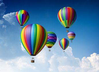 Bunte Luftballons am Himmel