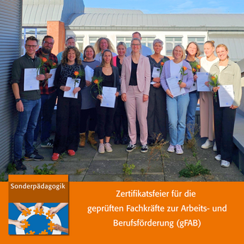 Gruppenbild, das die Absolvent*innen der Zertifikatsfeier zeigt