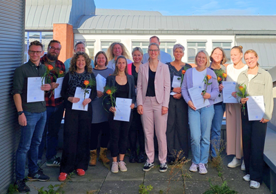 Gruppenbild, das die Absolvent*innen der Zertifikatsfeier zeigt