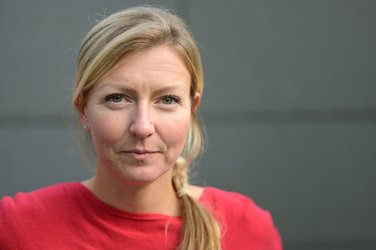 Portrait einer blonden Frau mit rotem T-Shirt