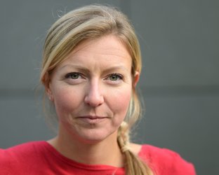 Portrait einer blonden Frau mit rotem T-Shirt