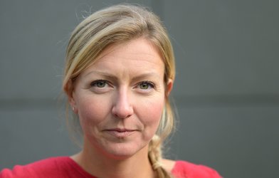 Portrait einer blonden Frau mit rotem T-Shirt