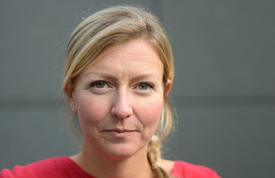 Portrait einer blonden Frau mit rotem T-Shirt